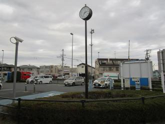 霞ケ関駅北口駐車場と時計の写真