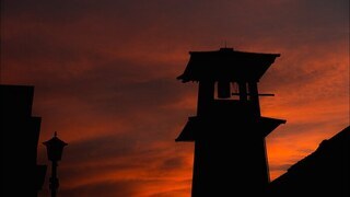 動画「川越市PR動画 - 私の大好きな街『川越』-」のサムネイル。夕焼けを背景にした時の鐘。