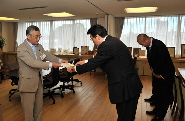 写真：市長から請求文書を手渡しました
