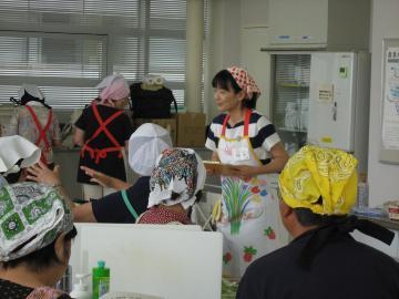 写真:先生からアドバイスを受ける様子