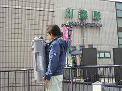 写真:試料を採取しているところ