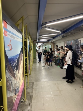 写真：ダムの内部を見学している写真