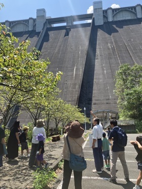 写真:ダム外観を下から見上げている写真