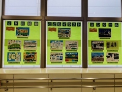 写真：令和4年度JR川越線こどもイラストコンクール展示風景