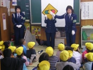 写真：小学生に教える交通指導員