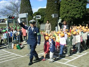 写真：幼稚園児を教える交通指導員
