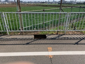 写真:グレーチング蓋が盗難された側溝