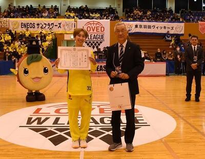 写真：表彰状を持つ宮崎選手