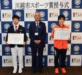 写真:授与式での宮本選手、土屋選手