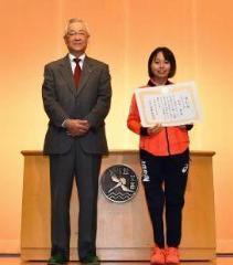 写真:表彰状を持つ西田選手