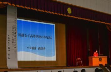 写真:母校での講演の様子
