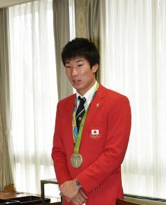 写真:コメントする桐生選手