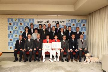 写真：二人の選手を中心に、授与式出席者全員