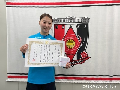 写真:表彰状を持つ塩越選手