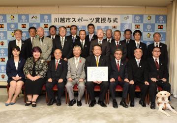 写真：羽賀　善夫さんを中心に記念撮影