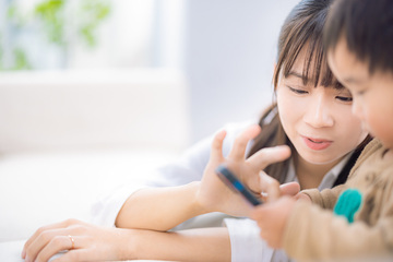 写真：親子でLINEを使っている様子