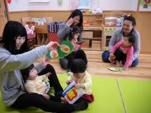 写真：親子が遊んでいる様子