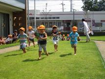 写真：園庭遊びの様子