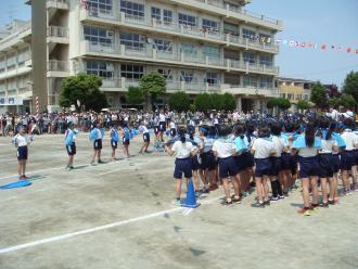 写真：児童たちが並んでいる様子