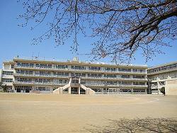 写真：高階西小学校　校舎全景