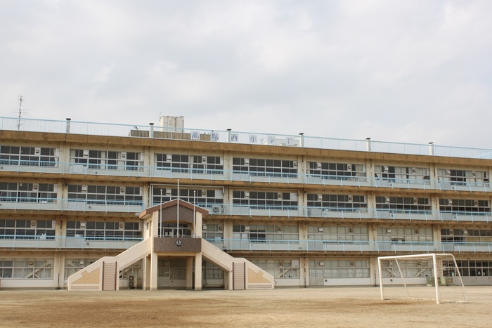 写真:高階西小学校 校舎全景