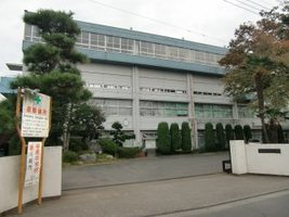 写真：寺尾中学校 外観