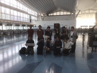 空港での訪問団の写真