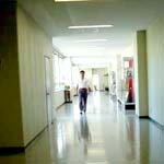 写真：1階HR棟校長室前廊下