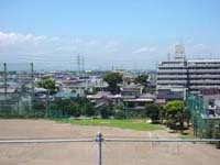 写真：5階特別教室棟校庭側非常階段から西方向眺望