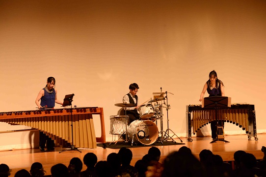 写真:二十歳をお祝いする曲の演奏