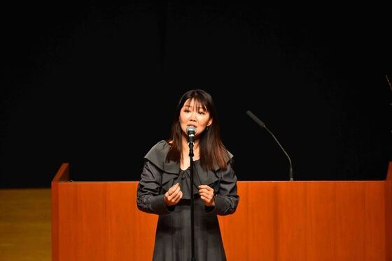 写真：国歌独唱