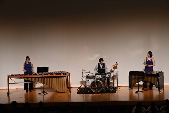 写真：二十歳をお祝いする曲の演奏