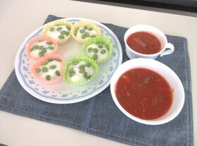 蒸しパンとトマトスープの写真