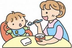 離乳食を食べるイラスト
