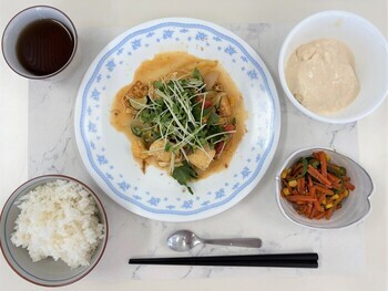 2025年の調理実習で作った料理の写真（夏野菜チャンプルーメニュー）