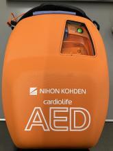 写真： AED-3100(日本光電)