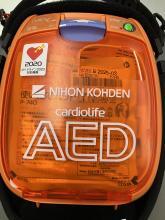 写真： AED-3100(日本光電)