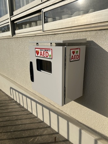 写真:屋外に設置したAED収納ボックス
