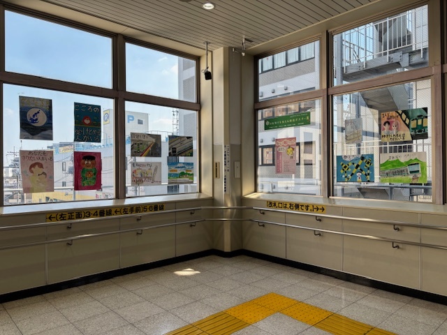 写真:令和7年度の鉄道ポスター展の様子(JR川越駅での展示)