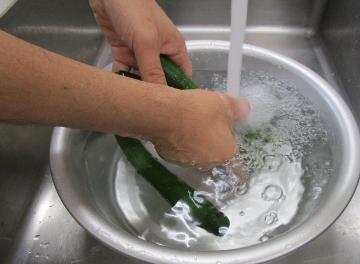 写真：野菜を水洗い