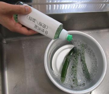 写真：野菜を中性洗剤で洗う