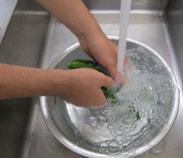 写真：野菜を水ですすぐ