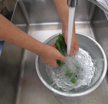 写真：野菜を流水ですすぐ