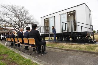 写真：トイレトレーラーの全体像