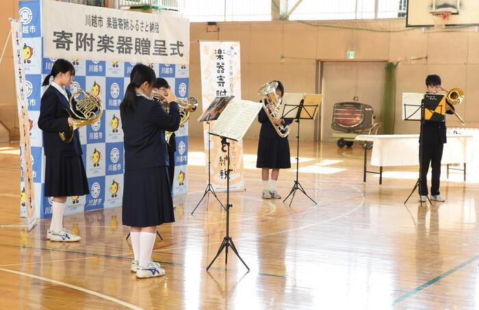 写真：寄附された楽器による演奏の様子
