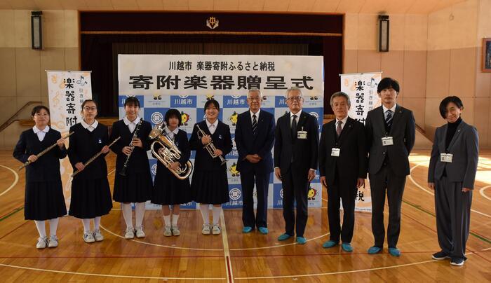 写真：楽器の贈呈式の様子
