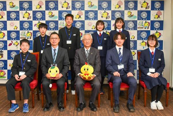 写真：中札内村中学生のみなさんと市長の記念撮影