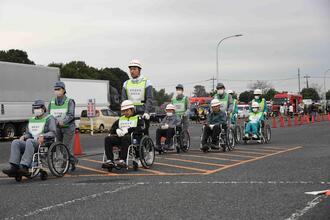写真：避難者誘導の様子
