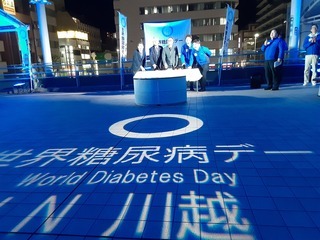 写真：ブルーライトアップの様子