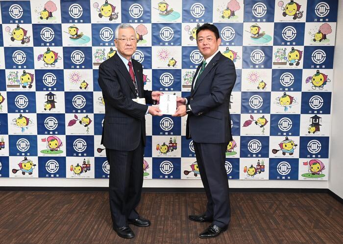 写真：ヤマダ産業株式会社様から寄附金受領の様子